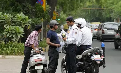 यूपी में ट्रैफिक नियमों का उल्लंघन पड़ेगा महंगा, गाडी चलते वक़्त मोबाइल पर बात करने पर लगेगा 10 हजार तक जुर्माना