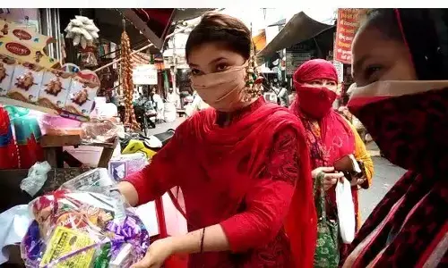 शामली: त्योहारों की बहार, बहने पहुंची बाजार, सोशलडिस्टेंसिंग धड़ाम