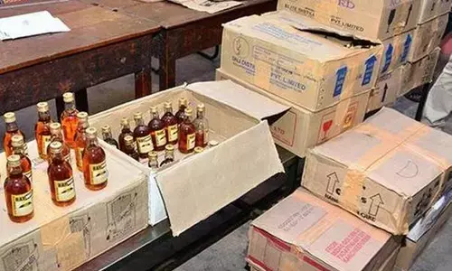 बिहार के सोनपुर में ट्रक पर लदा शराब की एक बड़ी खेप को पुलिस ने की जब्त