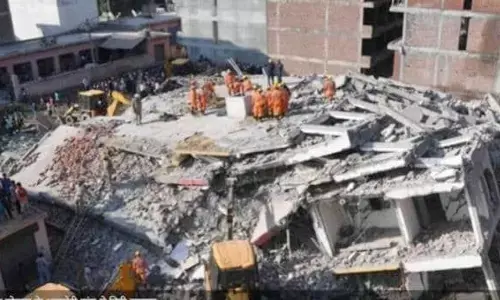नोएडा: निर्माणाधीन बहुमंजिला इमारत गिरी, हादसे में दो लोगों की मौत, NDRF ने पांच को निकाला नोएडा: निर्माणाधीन बहुमंजिला इमारत गिरी, हादसे में दो लोगों की मौत, NDRF ने पांच को निकाला
