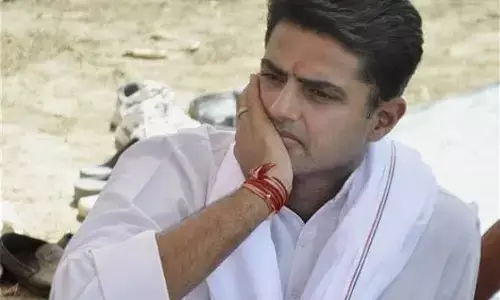 दिशाविहीन पायलट दिल्ली के चक्कर काटने को विवश दिशाविहीन पायलट दिल्ली के चक्कर काटने को विवश