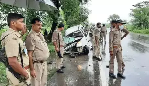 प्रतापगढ़ में भीषण सड़क हादसा, एक ही परिवार के 3 लोगों की दर्दनाक मौत प्रतापगढ़ में भीषण सड़क हादसा, एक ही परिवार के 3 लोगों की दर्दनाक मौत