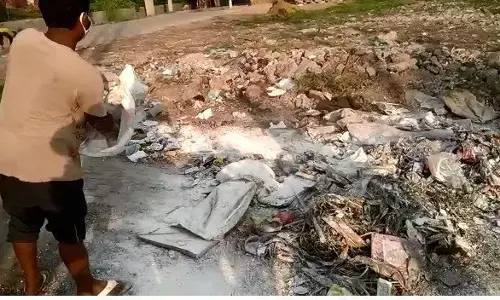 शामली में प्रसाशन की सख्ती के वावजूद खुले में पड़े मिले पशुओं के अवशेष, नगरपालिका ने कर्मचारी भेज कराई सफाई