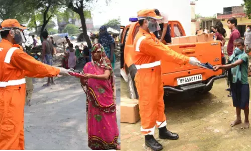 ज़रूरतमंद लोगों  के पैरों  में न पड़े छाले, विकास खन्ना के सहयोग से चप्पलों का वितरण