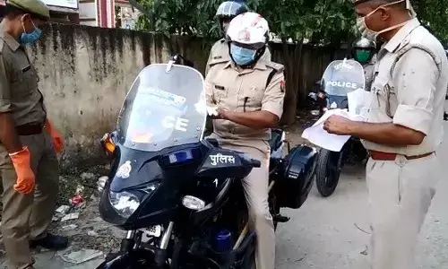 शामली एसपी विनीत जायसवाल बाइक पेट्रोलिंग से सड़कों पर निकले, संवेदनशील व सार्वजनिक स्थानों और मोहल्लो का लिया जायजा शामली एसपी विनीत जायसवाल बाइक पेट्रोलिंग से सड़कों पर निकले, संवेदनशील व सार्वजनिक स्थानों और मोहल्लो का लिया जायजा