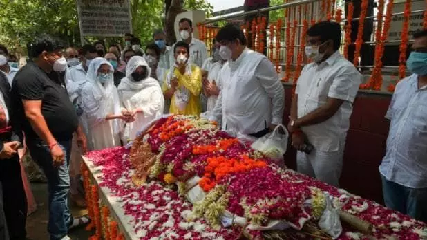 राज्यसभा सांसद अमर सिंह पंचतत्व में हुए विलीन, बेटियों मुखाग्नि देकर फफक फफक कर रो पड़ीं!