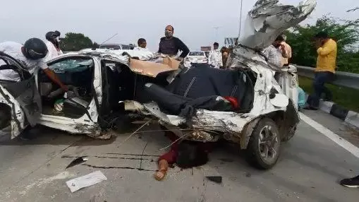 नोएडा में भीषण हादसा, ट्रक की टक्कर से कार के उड़े परखच्चे, दो की मौत दो घायल, मृतिका राखी बांधकर वापस अपने घर आ रही थी नोएडा में भीषण हादसा, ट्रक की टक्कर से कार के उड़े परखच्चे, दो की मौत दो घायल, मृतिका राखी बांधकर वापस अपने घर आ रही थी