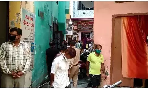 शामली: बैरिकेडिंग सील किए जाने को लेकर विरोध, पुलिस ने मामला कराया शांत शामली: बैरिकेडिंग सील किए जाने को लेकर विरोध, पुलिस ने मामला कराया शांत