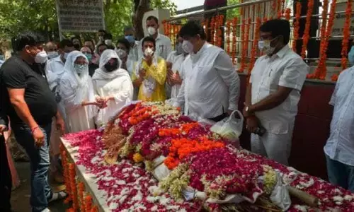 राज्यसभा सांसद अमर सिंह पंचतत्व में हुए विलीन, बेटियों मुखाग्नि देकर फफक फफक कर रो पड़ीं! राज्यसभा सांसद अमर सिंह पंचतत्व में हुए विलीन, बेटियों मुखाग्नि देकर फफक फफक कर रो पड़ीं!