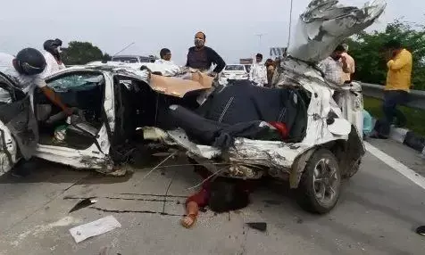 नोएडा में भीषण हादसा, ट्रक की टक्कर से कार के उड़े परखच्चे, दो की मौत दो घायल, मृतिका राखी बांधकर वापस अपने घर आ रही थी नोएडा में भीषण हादसा, ट्रक की टक्कर से कार के उड़े परखच्चे, दो की मौत दो घायल, मृतिका राखी बांधकर वापस अपने घर आ रही थी