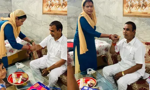 रक्षाबंधन का पर्व: बहनों ने भाइयों की लंबी उम्र के लिए की कामना, भाइयों ने सुरक्षा का दिया भरोसा रक्षाबंधन का पर्व: बहनों ने भाइयों की लंबी उम्र के लिए की कामना, भाइयों ने सुरक्षा का दिया भरोसा