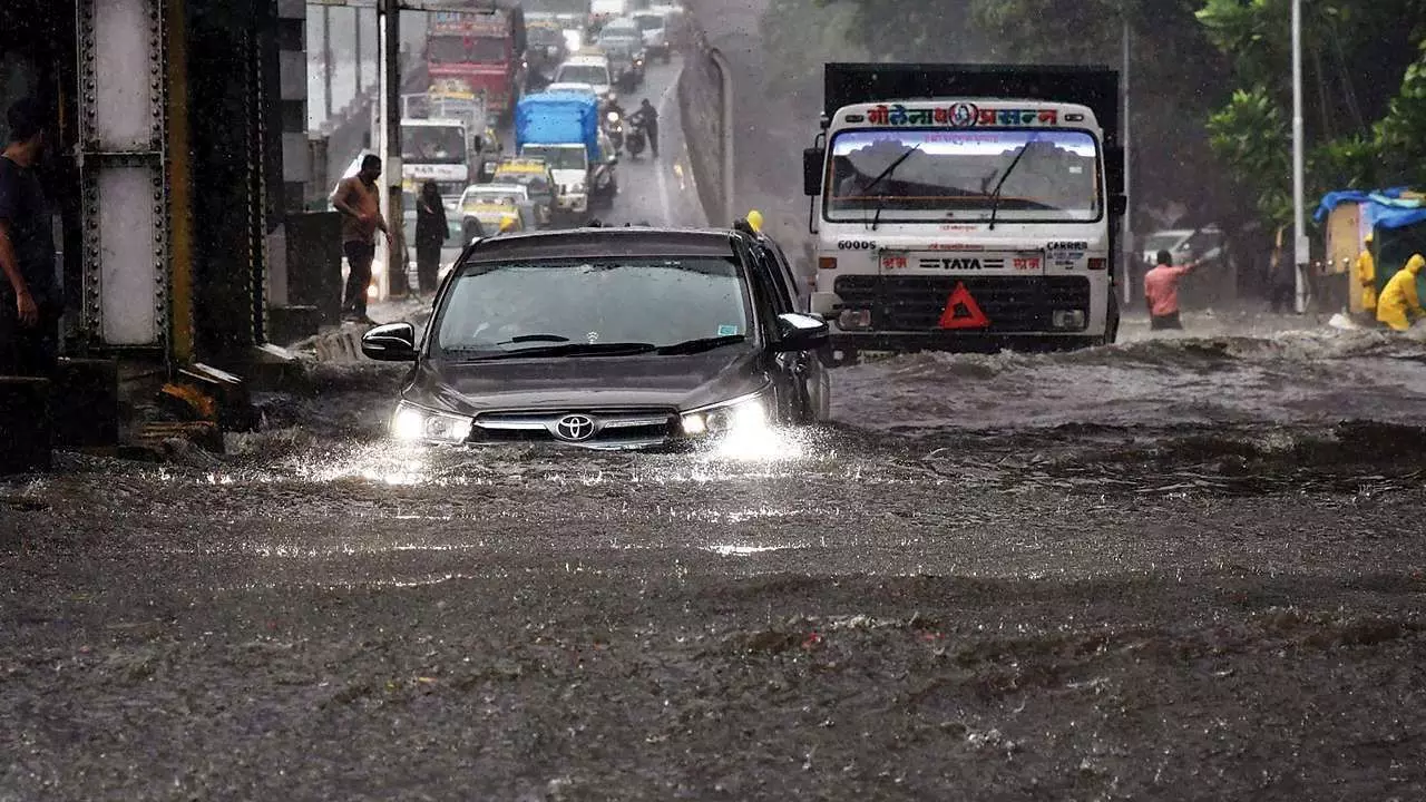 Mumbai Rain : भारी बारिश से पानी-पानी हुई मुंबई, दफ्तर किए गए बंद, दो दिनों के लिए रेड अलर्ट जारी