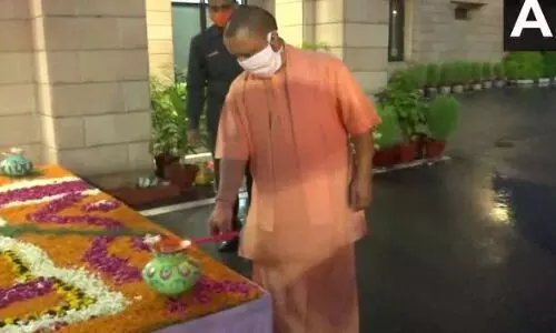 राम मंदिर भूमि पूजन: सीएम आवास में दीपोत्सव, योगी ने दीये जलाकर और पटाखे चलाकर मनाई खुशी