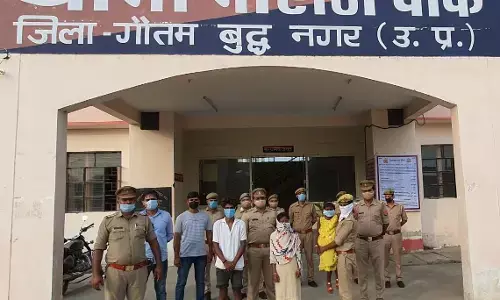 मात्र ढ़ाई घंटे में गुमशुदा बच्ची को ढूढ़कर थाना नॉलिज पार्क पुलिस ने किया सराहनीय कार्य मात्र ढ़ाई घंटे में गुमशुदा बच्ची को ढूढ़कर थाना नॉलिज पार्क पुलिस ने किया सराहनीय कार्य