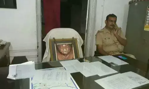 थाने में श्री काल भैरव का राज, कोतवाल की कुर्सी पर बैठकर करते है काम! थाने में श्री काल भैरव का राज, कोतवाल की कुर्सी पर बैठकर करते है काम!