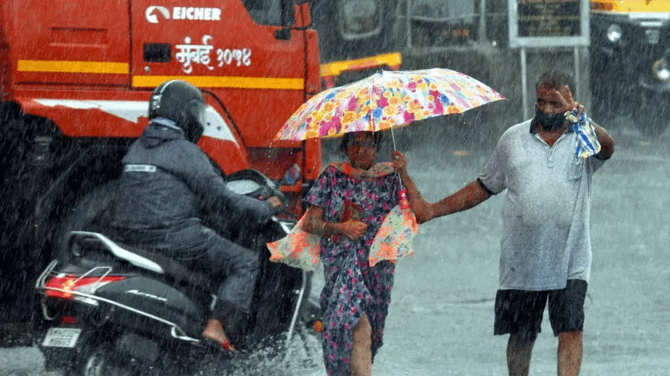 मुंबई में आंधी और भारी बारिश से कई इलाकों में रेड अलर्ट, 107 किमी/घंटे की रफ्तार से चल रही हैं तूफानी हवाएं