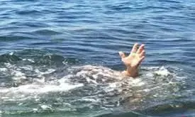 देवरिया में बड़ा हादसा, सरयू नदी में नाव पलटने से पांच की मौत, 10 लापता देवरिया में बड़ा हादसा, सरयू नदी में नाव पलटने से पांच की मौत, 10 लापता