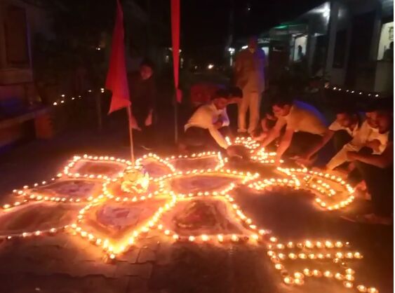मेरठ में राम मंदिर निर्माण की ख़ुशी में जलाए 1001 दीपक मेरठ में राम मंदिर निर्माण की ख़ुशी में जलाए 1001 दीपक