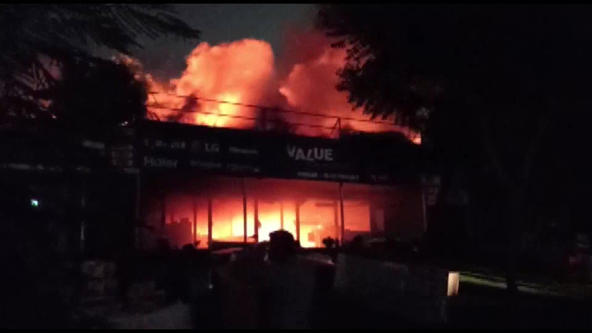 ग्रेटर नोएडा में आग का गोला बनीं दुकानें, मौके पर दमकल की 12 गाड़ियां ग्रेटर नोएडा में आग का गोला बनीं दुकानें, मौके पर दमकल की 12 गाड़ियां