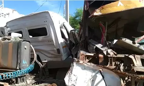 शामली में तेज रफ्तार ट्रक व बस की भिड़त शामली में तेज रफ्तार ट्रक व बस की भिड़त