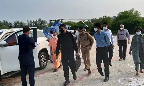 मुख्यमंत्री योगी आदित्यनाथ पहुंचे नोएडा, कोविड-19 अस्पताल का कल करेंगे उद्घाटन मुख्यमंत्री योगी आदित्यनाथ पहुंचे नोएडा, कोविड-19 अस्पताल का कल करेंगे उद्घाटन