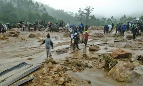 केरल के इडुक्की में भूस्खलन से 15 की मजदूरों की मौत, पीएम मोदी ने जताया दुख, मुआवजे की घोषणा की केरल के इडुक्की में भूस्खलन से 15 की मजदूरों की मौत, पीएम मोदी ने जताया दुख, मुआवजे की घोषणा की