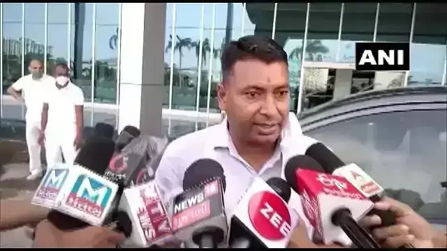 गुजरात पहुंचे बीजेपी विधायकों का गहलोत सरकार पर बड़ा आरोप, कहा- मानसिक तौर पर कर रही है परेशान गुजरात पहुंचे बीजेपी विधायकों का गहलोत सरकार पर बड़ा आरोप, कहा- मानसिक तौर पर कर रही है परेशान