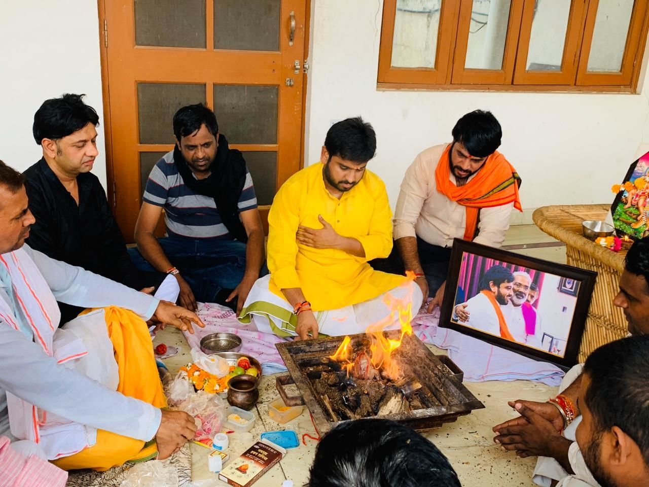 बीजेपी युवा मोर्चा अध्यक्ष अन्नू पंडित ने यूपी बीजेपी प्रदेश अध्यक्ष स्वतंत्र देव सिंह स्वास्थ्य को लेकर किया हवन और पूजा बीजेपी युवा मोर्चा अध्यक्ष अन्नू पंडित ने यूपी बीजेपी प्रदेश अध्यक्ष स्वतंत्र देव सिंह स्वास्थ्य को लेकर किया हवन और पूजा