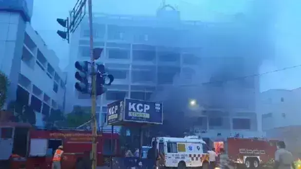 आंध्र प्रदेश: विजयवाड़ा के कोविड केयर सेंटर में आग से 9 लोगों की मौत, पीएम मोदी ने जताया दुख आंध्र प्रदेश: विजयवाड़ा के कोविड केयर सेंटर में आग से 9 लोगों की मौत, पीएम मोदी ने जताया दुख