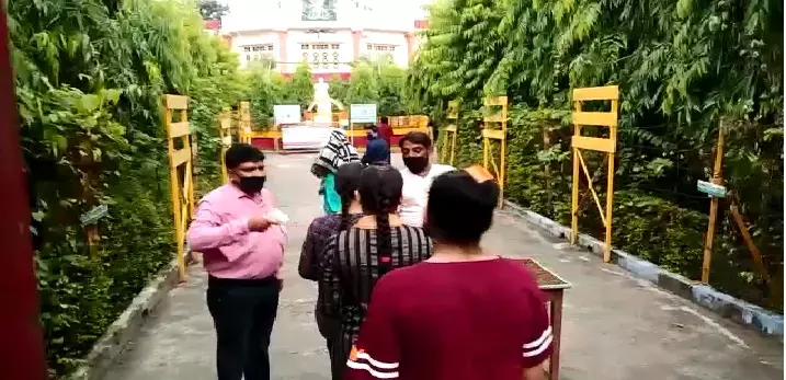 शामली - B.ed परीक्षा को लेकर पुलिस प्रशासन रहा सतर्क, तीन केंद्रों पर 1246 परीक्षार्थियों की थी व्यवस्था शामली - B.ed परीक्षा को लेकर पुलिस प्रशासन रहा सतर्क, तीन केंद्रों पर 1246 परीक्षार्थियों की थी व्यवस्था