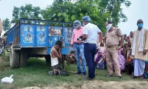 ट्रॉली के प्रेशर पाइप में लटकी मिली लाश ट्रॉली के प्रेशर पाइप में लटकी मिली लाश