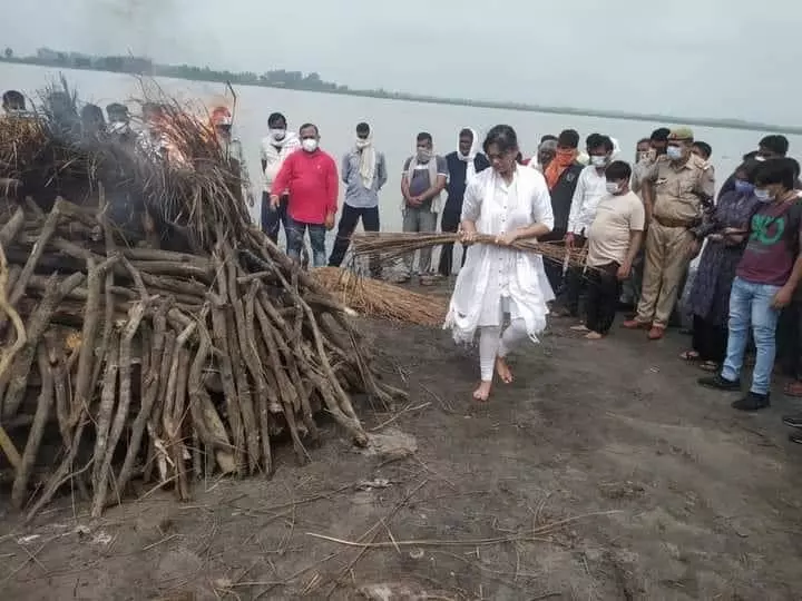 हापुड़ डीएम आईएएस अदिति सिंह ने पिता को मुखाग्नि देकर बेटी बेटे का फर्क किया समाप्त