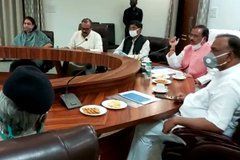आगरा में मीटिंग के दौरान अचानक डिप्टी सीएम डॉ दिनेश शर्मा की नाक से निकलने लगा खून, देखते ही मचा हड़कंप आगरा में मीटिंग के दौरान अचानक डिप्टी सीएम डॉ दिनेश शर्मा की नाक से निकलने लगा खून, देखते ही मचा हड़कंप