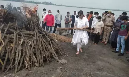 हापुड़ डीएम आईएएस अदिति सिंह ने पिता को मुखाग्नि देकर बेटी बेटे का फर्क किया समाप्त हापुड़ डीएम आईएएस अदिति सिंह ने पिता को मुखाग्नि देकर बेटी बेटे का फर्क किया समाप्त