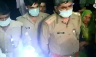 рднрд╛рдЬрдкрд╛ рдиреЗрддрд╛ рдиреЗ рдорд╛рдореВрд▓реА рд╡рд┐рд╡рд╛рдж рдореЗрдВ рд▓рдбрд╝рдХреА рдХреЛ рдорд╛рд░реА рдЧреЛрд▓реА, рдореМрдХреЗ рд╕реЗ рд╣реБрдП рдлрд░рд╛рд░ рднрд╛рдЬрдкрд╛ рдиреЗрддрд╛ рдиреЗ рдорд╛рдореВрд▓реА рд╡рд┐рд╡рд╛рдж рдореЗрдВ рд▓рдбрд╝рдХреА рдХреЛ рдорд╛рд░реА рдЧреЛрд▓реА, рдореМрдХреЗ рд╕реЗ рд╣реБрдП рдлрд░рд╛рд░