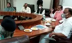 आगरा में मीटिंग के दौरान अचानक डिप्टी सीएम डॉ दिनेश शर्मा की नाक से निकलने लगा खून, देखते ही मचा हड़कंप आगरा में मीटिंग के दौरान अचानक डिप्टी सीएम डॉ दिनेश शर्मा की नाक से निकलने लगा खून, देखते ही मचा हड़कंप