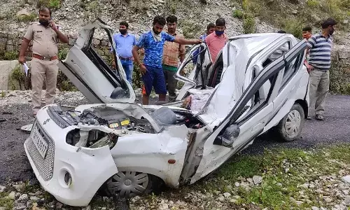 कार पर पत्थर गिरने से उत्तराखंड में इस अधिकारी की हुई मौत