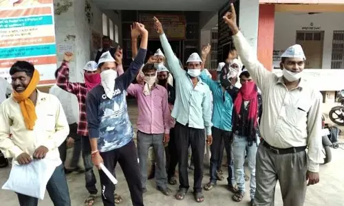 भ्रष्टाचार के खिलाफ ज्ञापन देते आम आदमी पार्टी के कार्यकर्ता भ्रष्टाचार के खिलाफ ज्ञापन देते आम आदमी पार्टी के कार्यकर्ता