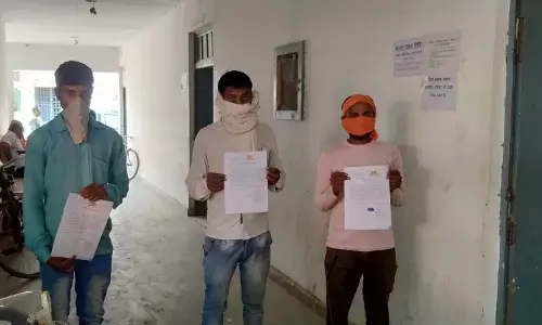 राशन किट के लिए तहसील परिसर की गणेश परिक्रमा कर रहे प्रवासी कामगार.