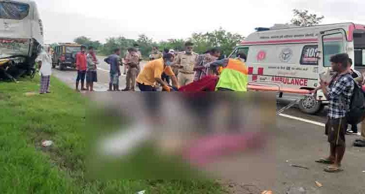 मथुरा: यमुना एक्सप्रेस वे पर भीषण सड़क हादसा, खड़ी बस में घुसा कंटेनर 4 की मौत, कई घायल मथुरा: यमुना एक्सप्रेस वे पर भीषण सड़क हादसा, खड़ी बस में घुसा कंटेनर 4 की मौत, कई घायल
