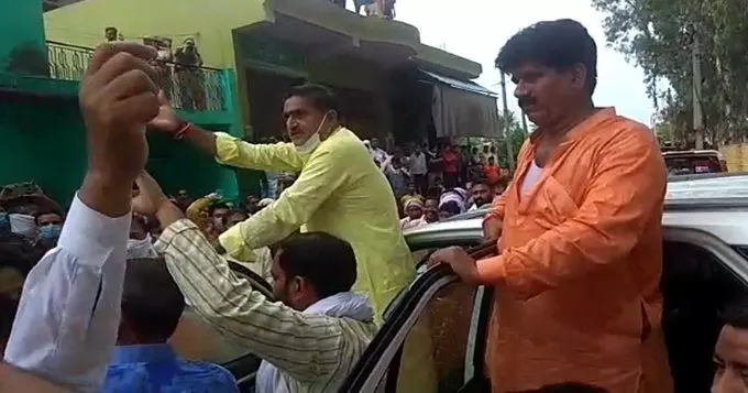 यूपीः थाने में बीजेपी विधायक और एसओ में मारपीट, थानाध्यक्ष सस्‍पेंड और एसपी ग्रामीण हटाए