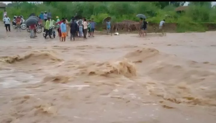 शिवालिक की पहाड़ियों में तेज मूसलाधार बारिश से हिंडन नदी में अचानक तेज पानी आने से 80 गांव का टूटा संपर्क