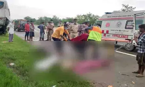 मथुरा: यमुना एक्सप्रेस वे पर भीषण सड़क हादसा, खड़ी बस में घुसा कंटेनर 4 की मौत, कई घायल मथुरा: यमुना एक्सप्रेस वे पर भीषण सड़क हादसा, खड़ी बस में घुसा कंटेनर 4 की मौत, कई घायल