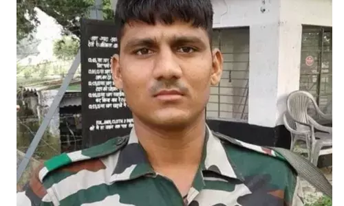 जम्मू-कश्मीर के पुलवामा में सुरक्षाबलों और आतंकियों के बीच हुई मुठभेड़ में जौनपुर का एक लाल शहीद जम्मू-कश्मीर के पुलवामा में सुरक्षाबलों और आतंकियों के बीच हुई मुठभेड़ में जौनपुर का एक लाल शहीद