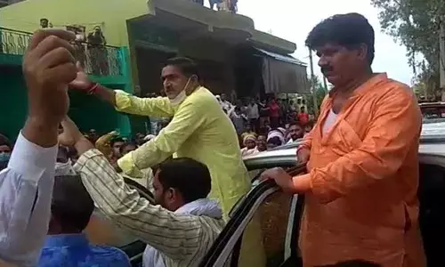 यूपीः थाने में बीजेपी विधायक और एसओ में मारपीट, थानाध्यक्ष सस्पेंड और एसपी ग्रामीण हटाए यूपीः थाने में बीजेपी विधायक और एसओ में मारपीट, थानाध्यक्ष सस्पेंड और एसपी ग्रामीण हटाए