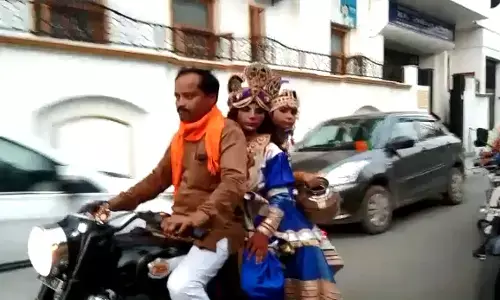 शामली: नगर में जब बुलेट बाइक से निकले राधा कृष्ण जी, रहा आकर्षण का केंद्र