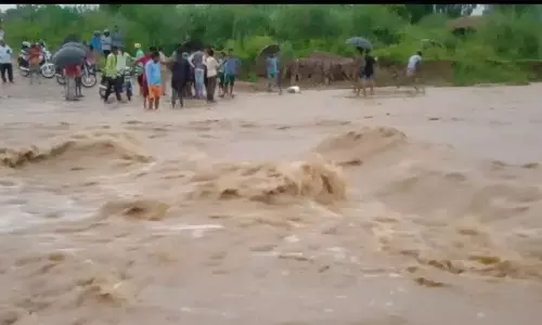 शिवालिक की पहाड़ियों में तेज मूसलाधार बारिश से हिंडन नदी में अचानक तेज पानी आने से 80 गांव का टूटा संपर्क शिवालिक की पहाड़ियों में तेज मूसलाधार बारिश से हिंडन नदी में अचानक तेज पानी आने से 80 गांव का टूटा संपर्क