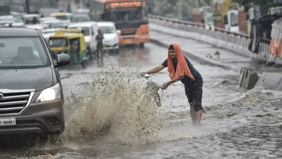 दिल्ली में रातभर हुई बारिश, कई इलाकों में भरा पानी; मौसम विभाग ने जारी किया अलर्ट