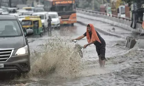 दिल्ली में रातभर हुई बारिश, कई इलाकों में भरा पानी; मौसम विभाग ने जारी किया अलर्ट