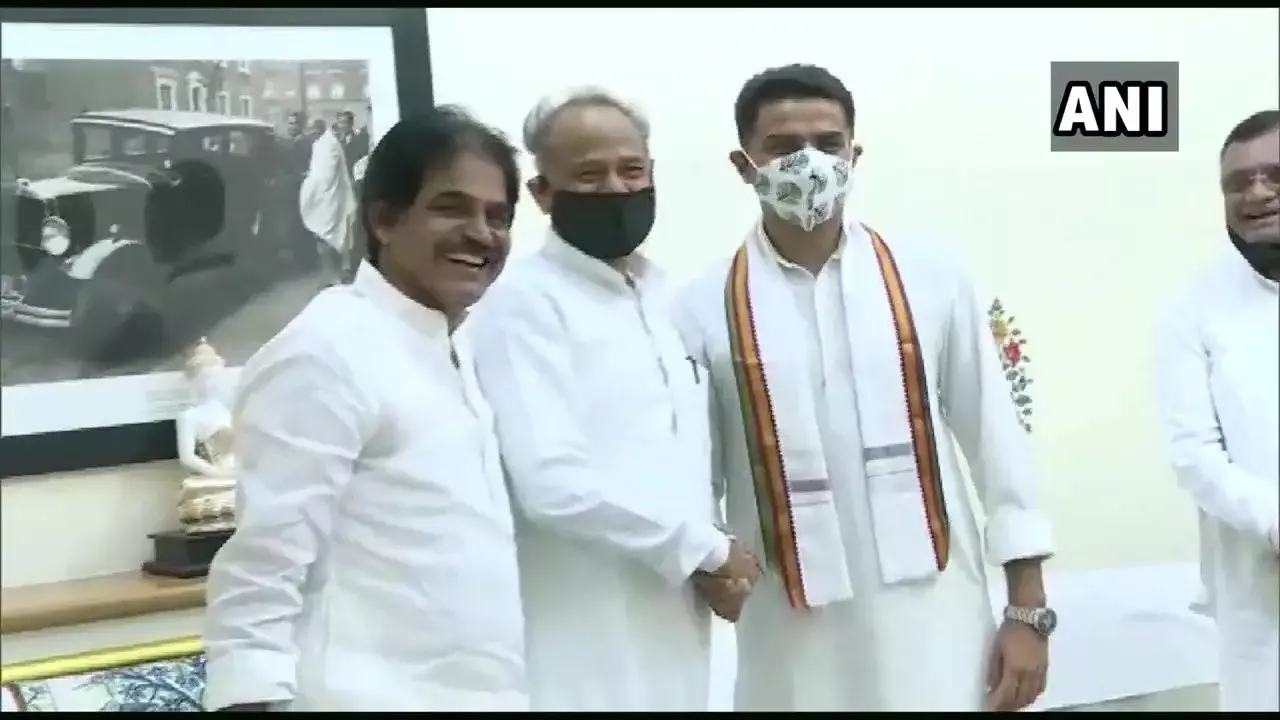 पायलट ने फिर भाजपा का दरवाजा खटखटाया, गहलोत समर्थक विधायक भी रस्सी तोड़ने पर आमादा पायलट ने फिर भाजपा का दरवाजा खटखटाया, गहलोत समर्थक विधायक भी रस्सी तोड़ने पर आमादा